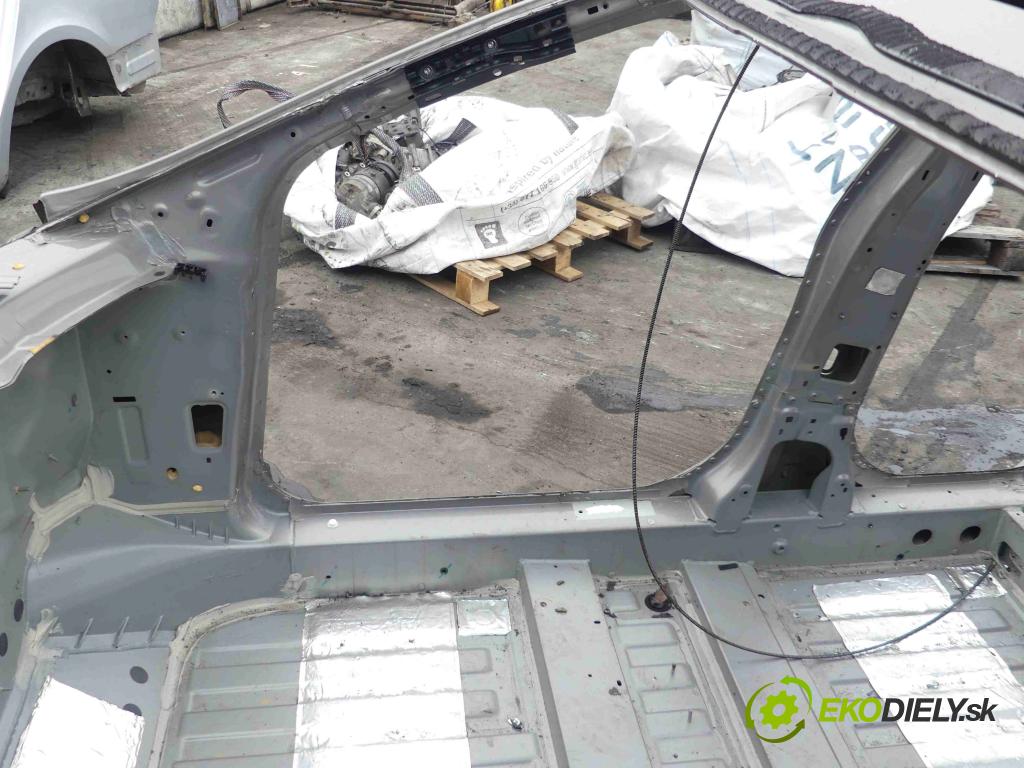 Tesla Model S 0.0b: 421KM automatic 310 kW 1 cm3 5- práh pravý  (Ostatní)