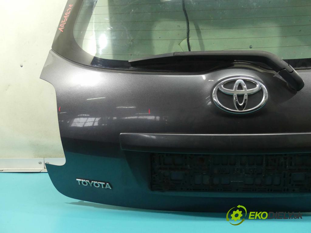 Toyota Auris I 2006-2013 1.4 D4D 90 HP manual 66 kW 1364 cm3 5- zadna kufor  (Zadné kapoty)