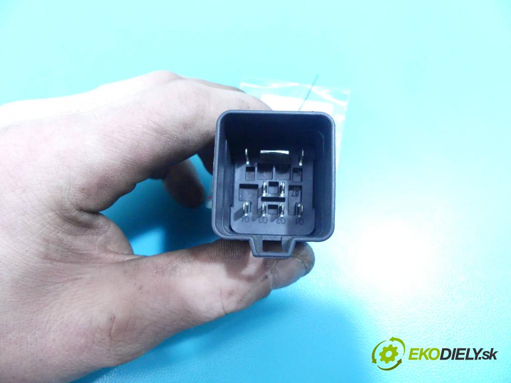 Vw Scirocco II 2008-2017 2.0 tdi 140 HP manual 103 kW 1968 cm3 3- Relé: 038907281D (Relé)