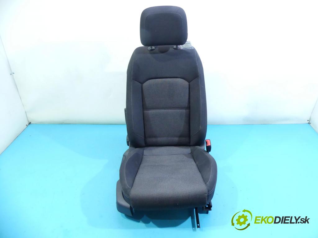 Vw Passat B8 2014 - 2.0 tdi 150 HP automatic 110 kW 1968 cm3 5- Sedačka pravý  (Sedačky, sedadlá)
