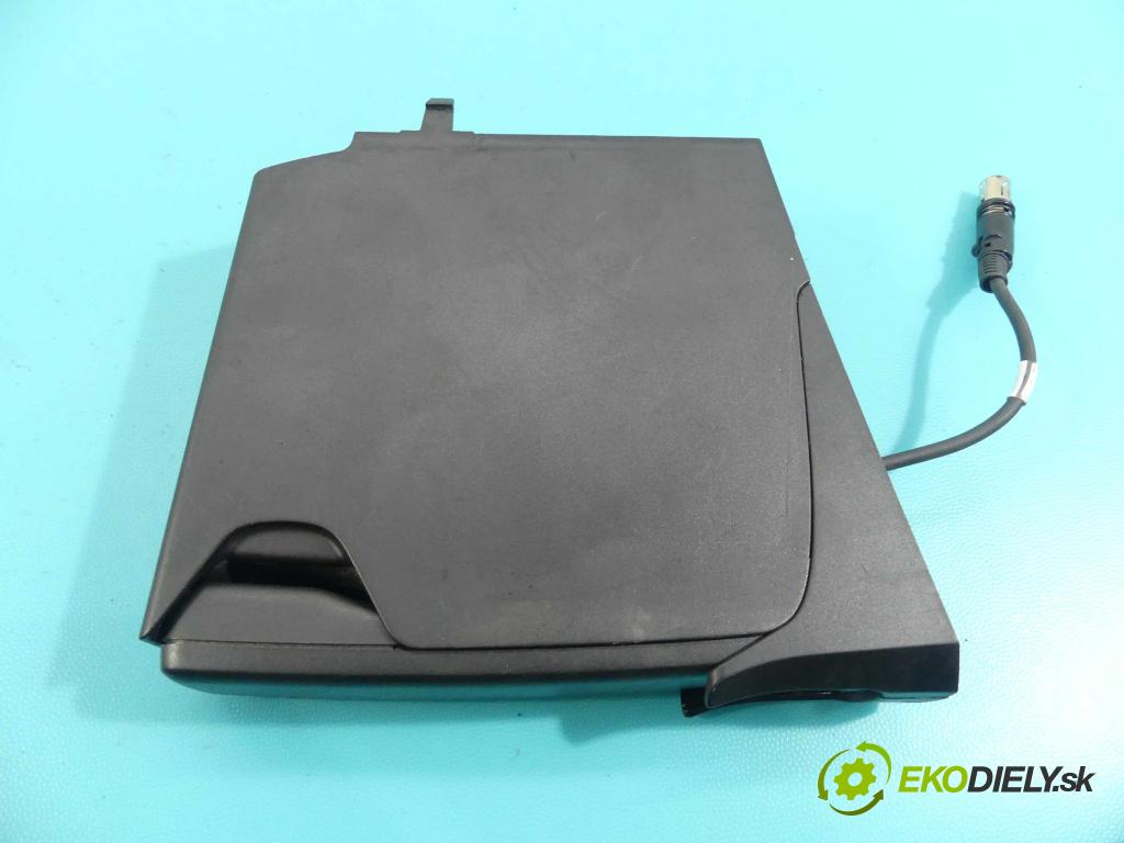 Volvo XC70 I 2000-2007 2.4 D5 185 HP automatic 136 kW 2400 cm3 5- Telefon:  (Audio zariadenia)