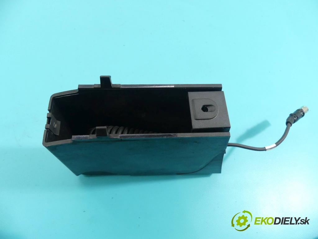 Volvo XC70 I 2000-2007 2.4 D5 185 HP automatic 136 kW 2400 cm3 5- Telefon:  (Audio zariadenia)