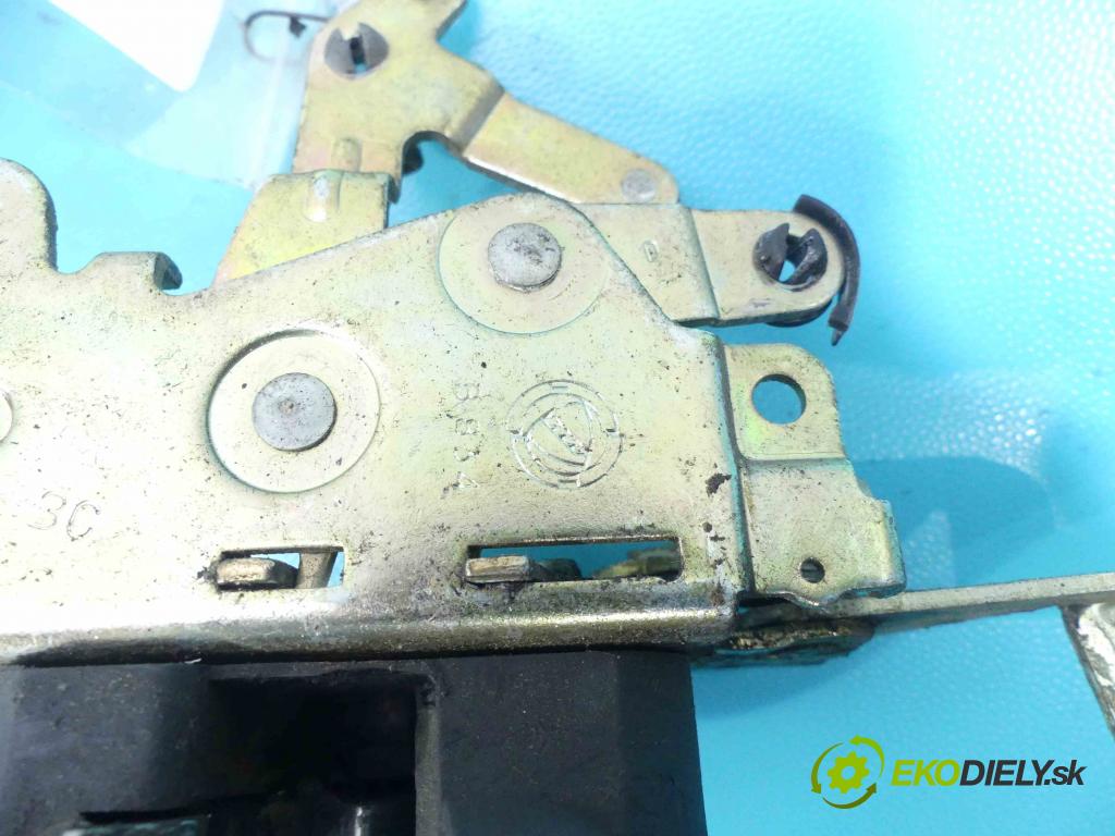 Fiat Uno 1.1 manual 36 kW 1108 cm3 5- zámek přední pravý