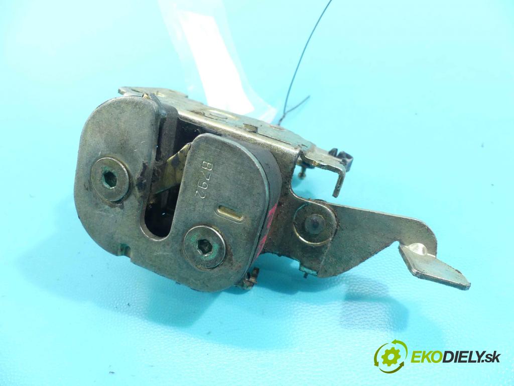 Fiat Uno 1.1 manual 36 kW 1108 cm3 5- zámek přední pravý 