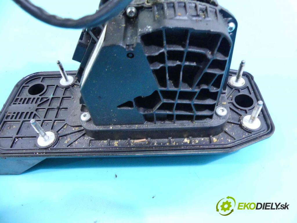 Skoda Superb II 2008-2015 2.0 tdi 170 HP automatic 125 kW 1968 cm3 5- Páka: Změny: stupeň,rýchlosť 3AB713025D (Rýchlostné páky / kulisy)