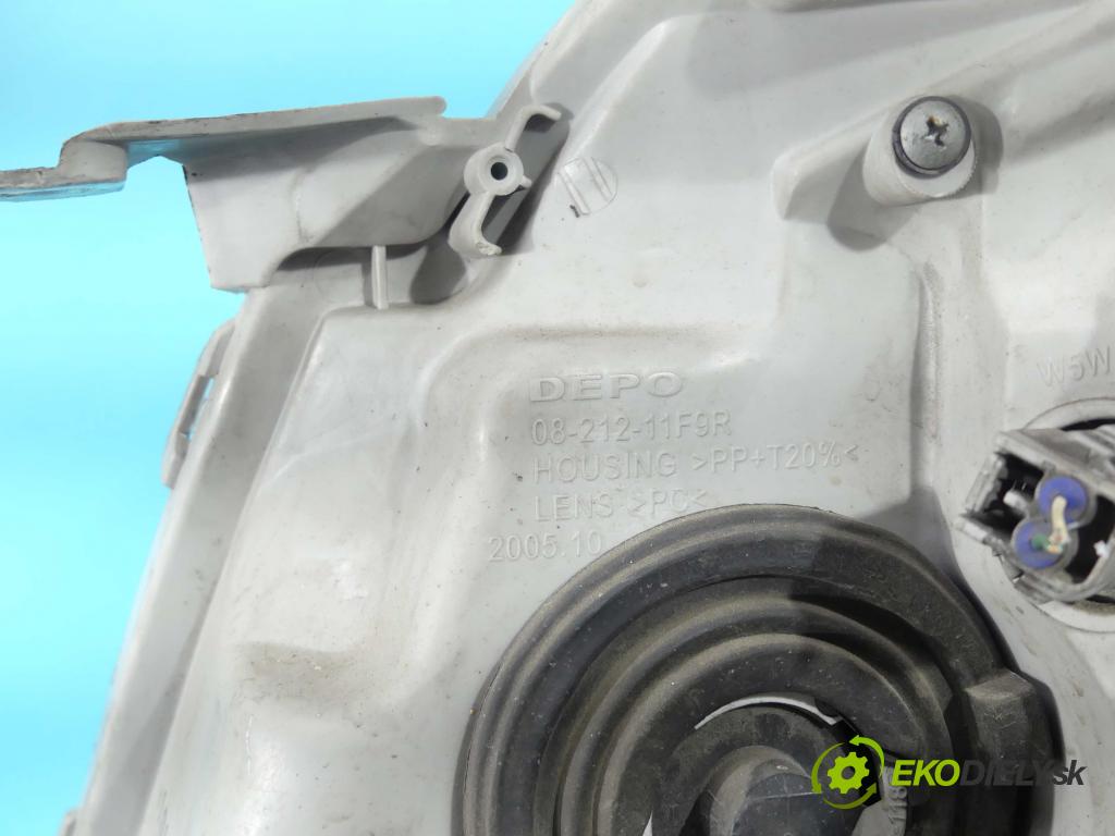 Toyota Corolla Verso I 2001-2004 2.0 D4D 90 HP manual 66 kW 1998 cm3 5- Reflektor: pravý  (Pravé)