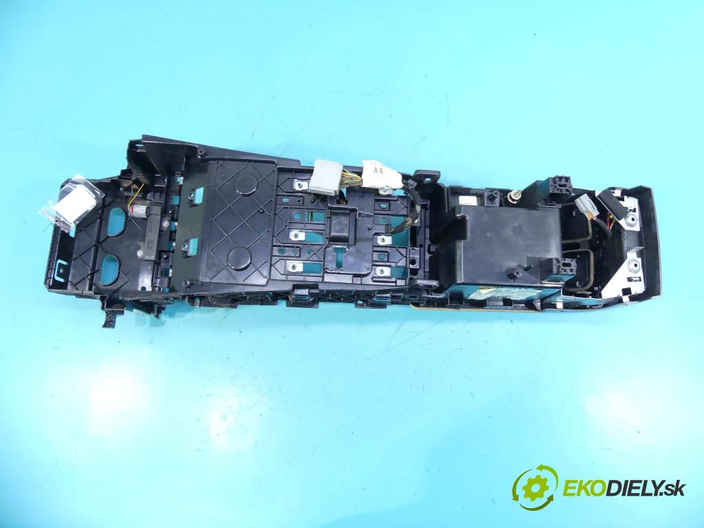 Jaguar XF 2007-2015 3.0 TD V6 241KM automatic 177 kW 2993 cm3 4- operadlo 8X2319C166BA (Lakťové opierky)