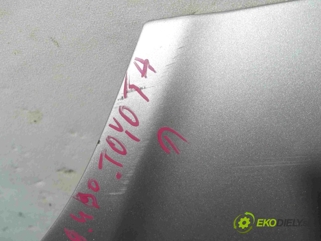 Toyota Corolla Verso I 2001-2004 2.0 D4D 90 HP manual 66 kW 1995 cm3 5- kapota predná