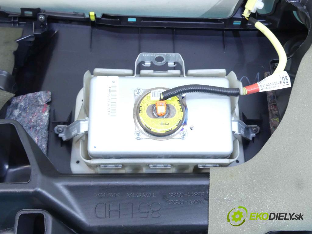 Toyota Yaris III 2011-2018 1.0 vvti 69KM manual 51 kW 998 cm3 5- kokpit,pristrojová doska rozdeľovacia