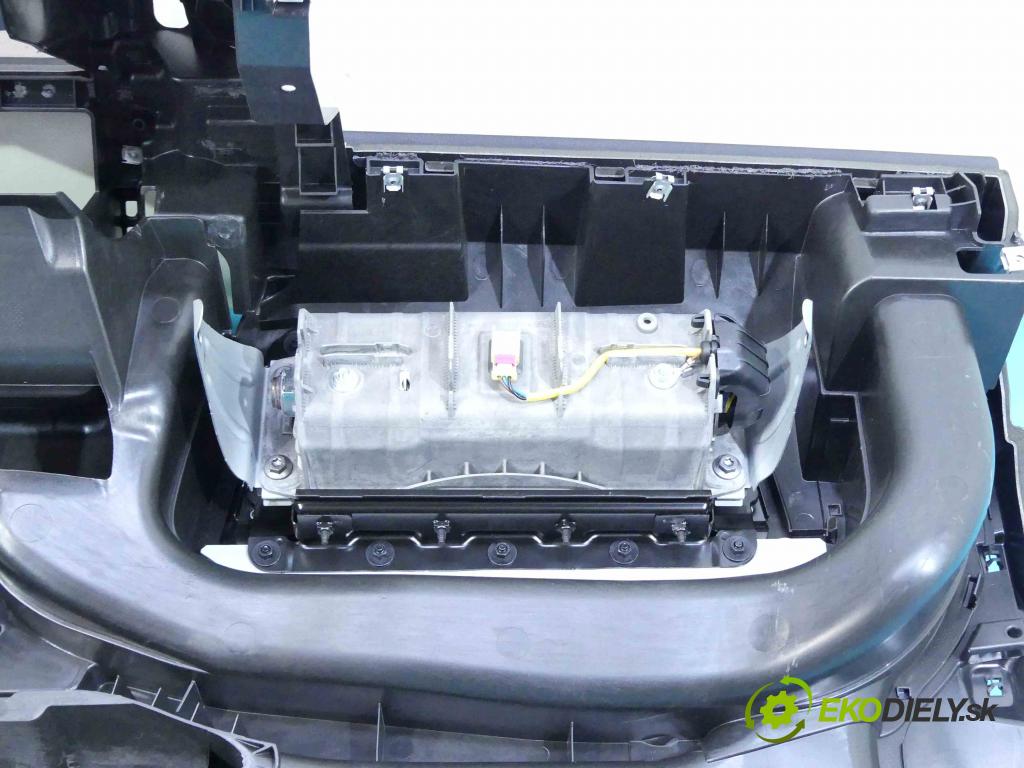 Vw Golf plus 1.4 16v 75 HP manual 55 kW 1390 cm3 5- kokpit,pristrojová doska rozdeľovacia