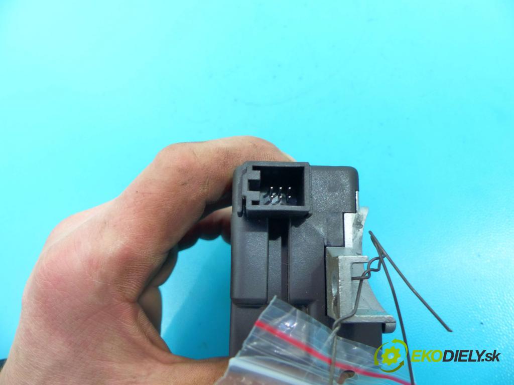 Audi A4 B8 2007-2015 2.0 tdi 143 HP manual 105 kW 1968 cm3 4- Blokáda: řízení: 8K0905852C (Ostatné)