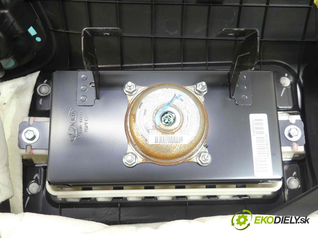 Kia Optima III 2010-2015 1.7 crdi 136 HP manual 100 kW 1685 cm3 4- kokpit,pristrojová doska rozdeľovacia