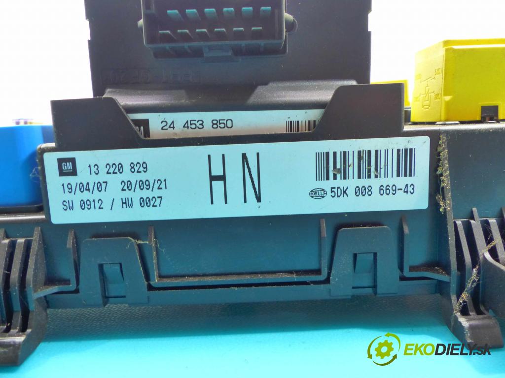 Opel Zafira B 2005-2014 1.9 cdti 150 hp manual 110 kW 1910 cm3 5- skříňka pojistková 13220829 (Pojistkové skříňky)