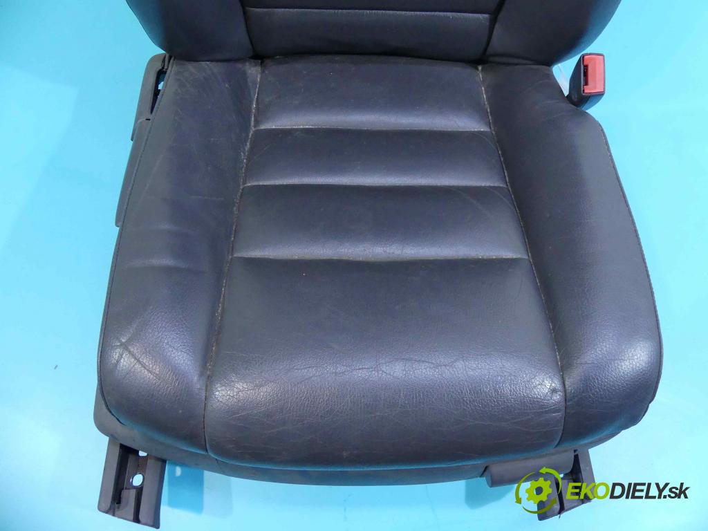 Vw Touareg I 2002-2010 2.5 tdi 174 HP manual 128 kW 2461 cm3 5- Sedačka pravý  (Sedačky, sedadlá)