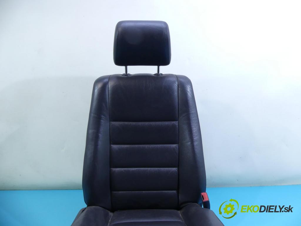 Vw Touareg I 2002-2010 2.5 tdi 174 HP manual 128 kW 2461 cm3 5- Sedačka pravý  (Sedačky, sedadlá)