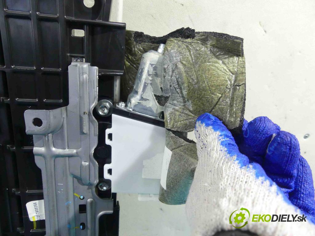 Lexus LS IV 2006-2017 5.0 V8 394KM: automatic 290 kW 4969 cm3 4- Střešní okno:  (Sklá karosérie)