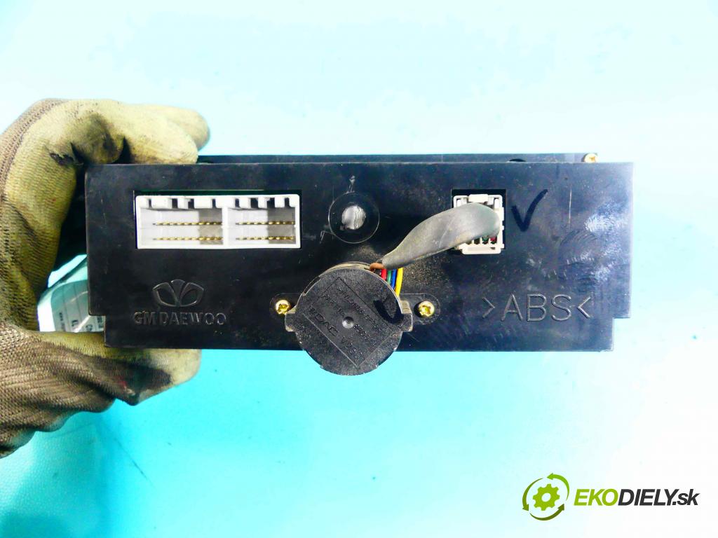 Chevrolet Epica 2.0 24V 143 HP manual 105 kW 1993 cm3 4- panel kúrenia 96637897