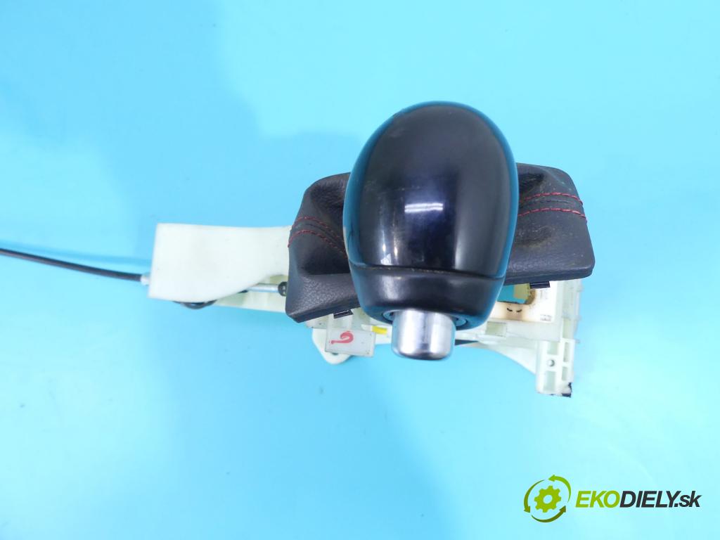 Kia Venga 1.6 16v 124hp automatic 91,5 kW 1591 cm3 5- Páka: Změny: stupeň,rýchlosť  (Rýchlostné páky / kulisy)