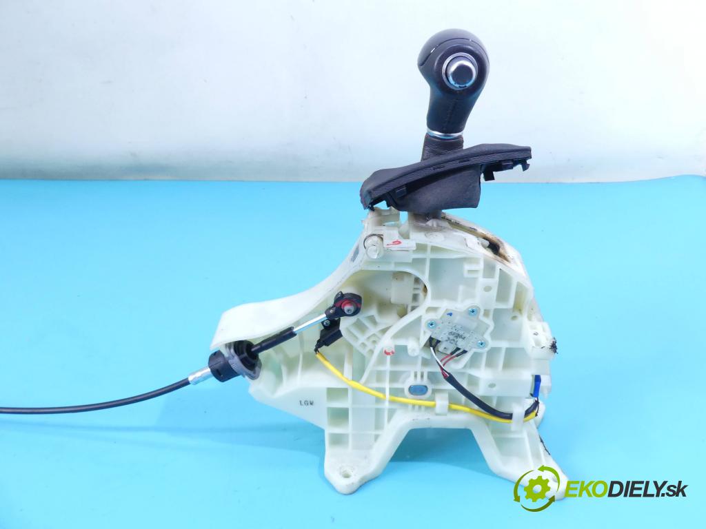 Kia Venga 1.6 16v 124hp automatic 91,5 kW 1591 cm3 5- Páka: Změny: stupeň,rýchlosť  (Rýchlostné páky / kulisy)