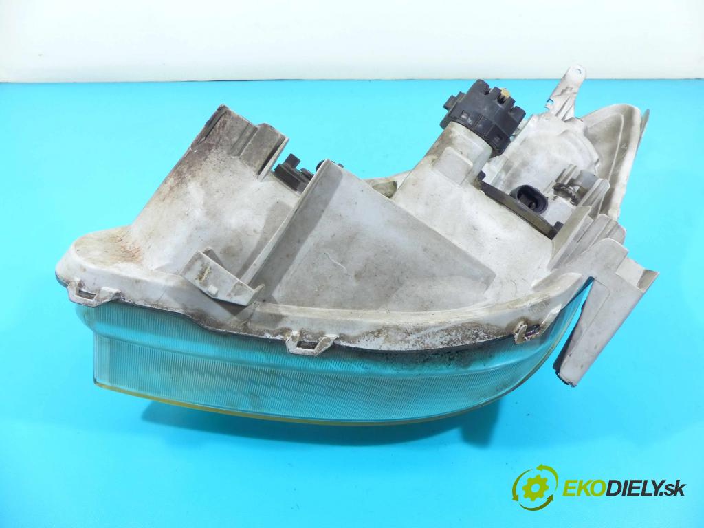 Toyota Corolla Verso I 2001-2004 2.0 D4D 90 HP manual 66 kW 1995 cm3 5- Reflektor: pravý  (Pravé)