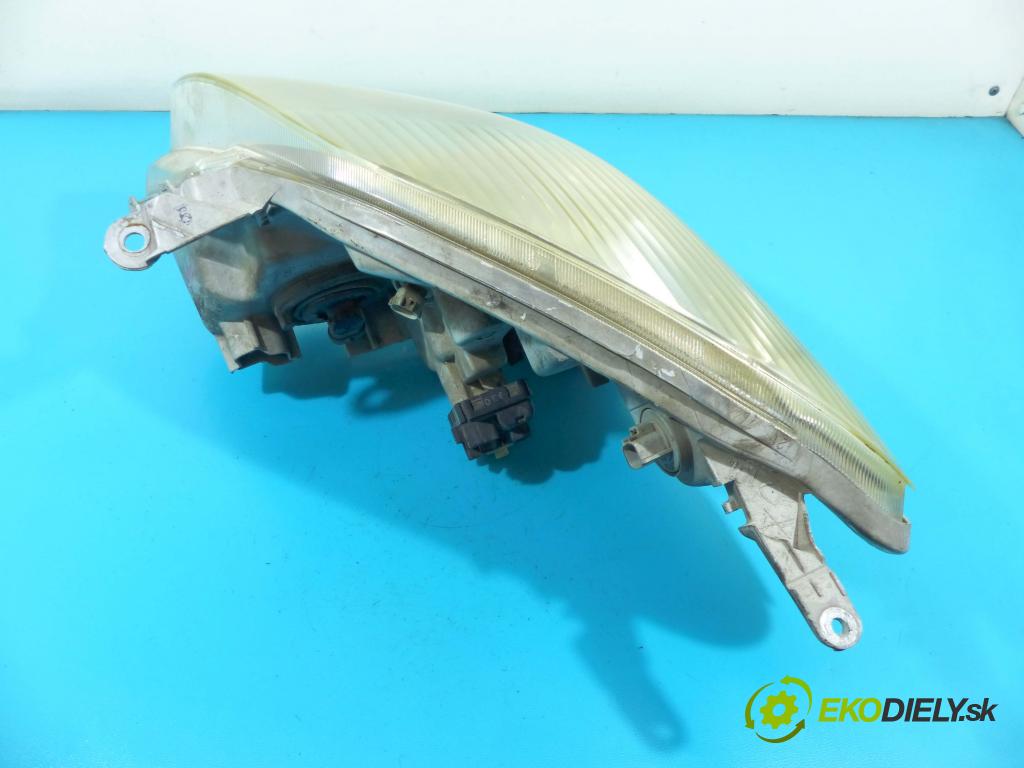 Toyota Corolla Verso I 2001-2004 2.0 D4D 90 HP manual 66 kW 1995 cm3 5- Reflektor: pravý  (Pravé)