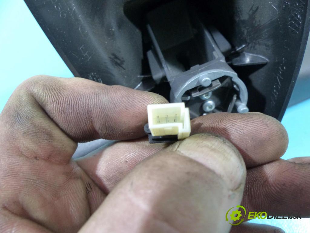 Volvo V50 2.0d 136hp manual 100 kW 1997 cm3 5- zpětné zrcátko vnitřní 015624 (Světla vnitřní)