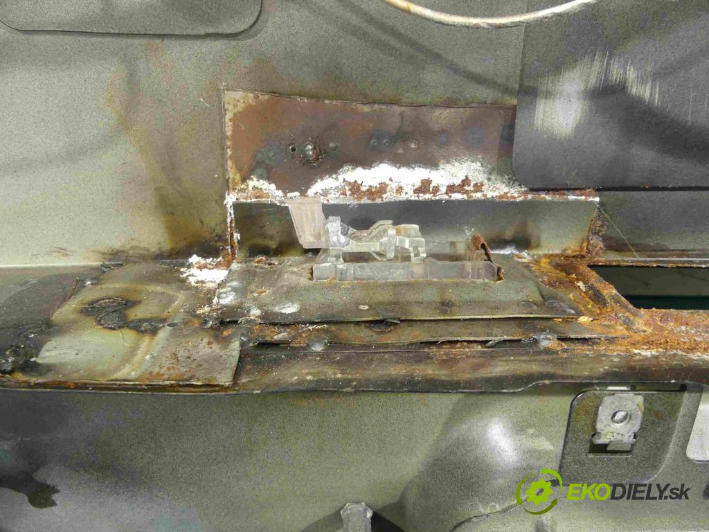 Vw Passat B7 2010-2014 2.0 tdi 140 hp automatic 103 kW 1968 cm3 5- zadní kufrové dveře  (Zadní kapoty)