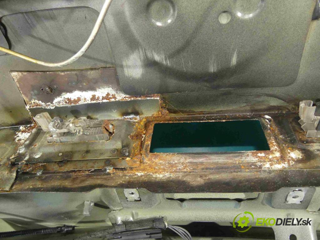 Vw Passat B7 2010-2014 2.0 tdi 140 hp automatic 103 kW 1968 cm3 5- zadní kufrové dveře  (Zadní kapoty)