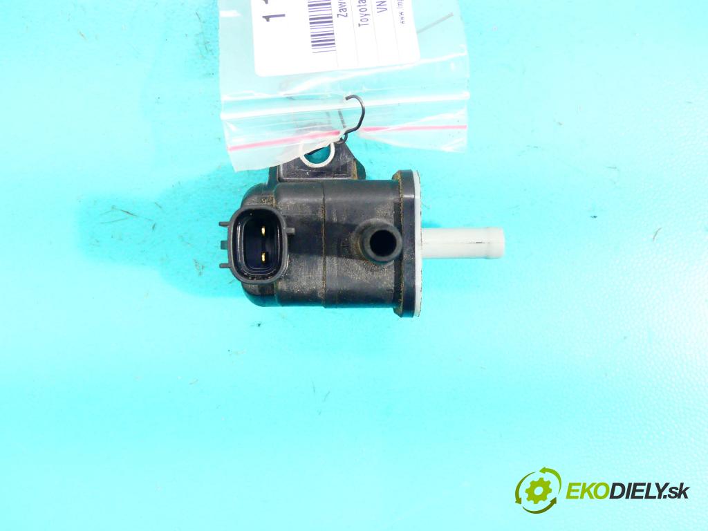 Toyota Yaris III 2011-2020 1.0 vvti 69KM manual 51 kW 998 cm3 5- ventil podtlaku 136200-7120 (Ventily)