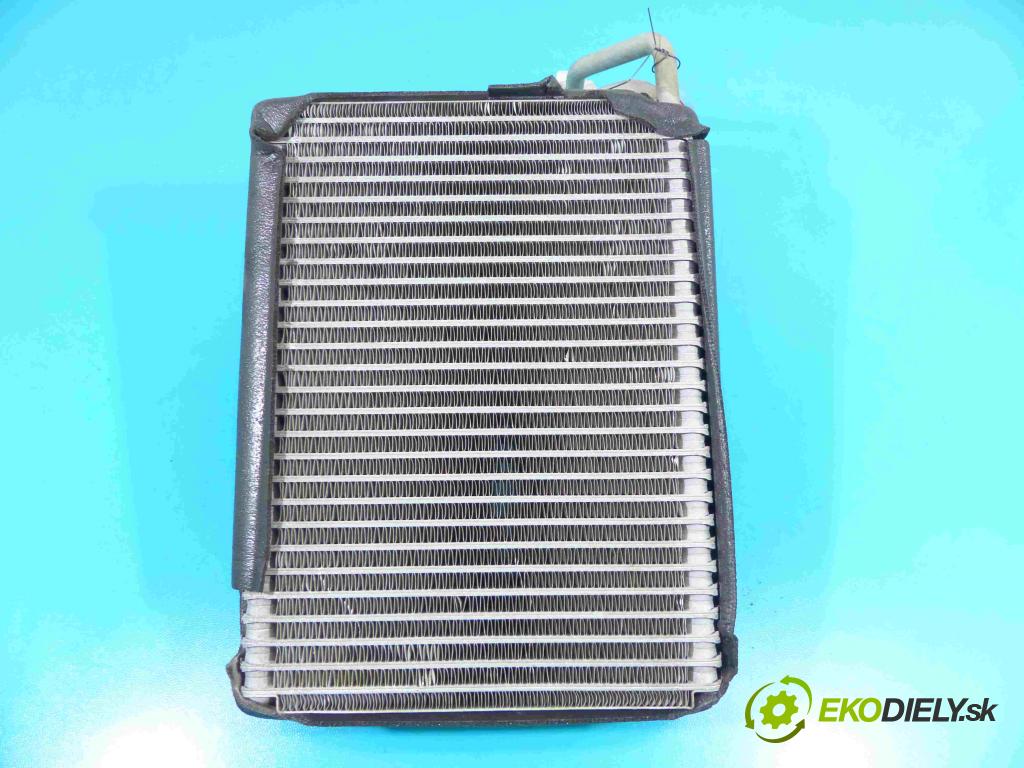 Lancia Thema II 2011-2014 3.0 CRD 239KM automatic 176 kW 2987 cm3 4- radiator 825931 (Radiátory kúrenia)