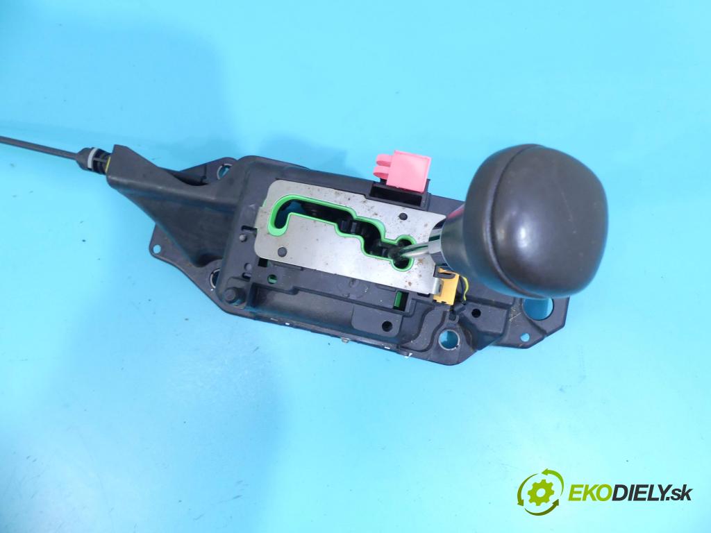 Lancia Thema II 2011-2014 3.0 CRD 239KM automatic 176 kW 2987 cm3 4- Páka: Změny: stupeň,rýchlosť 04779653AC (Rýchlostné páky / kulisy)