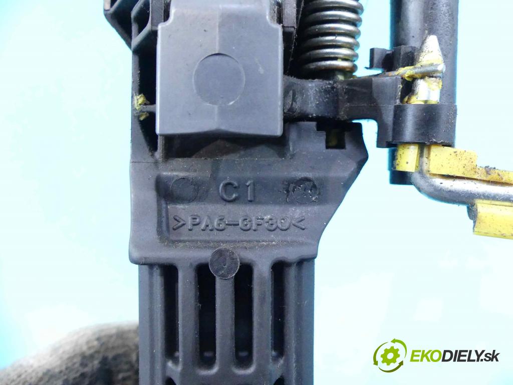 Suzuki Kizashi 2.4 178HP: manual 131 kW 2393 cm3 4- rukoväť predné ľavé mimo:  (Vonkajšie predné ľavé)