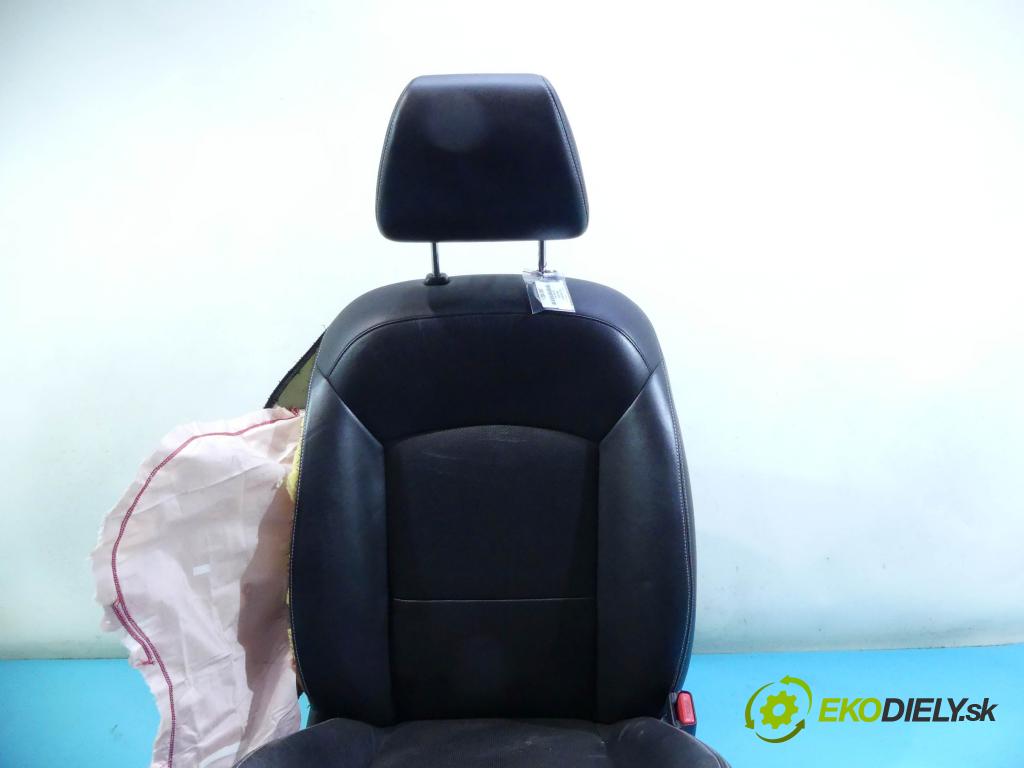 Suzuki Kizashi 2.4 178HP: manual 131 kW 2393 cm3 4- Sedačka pravý  (Sedačky, sedadlá)