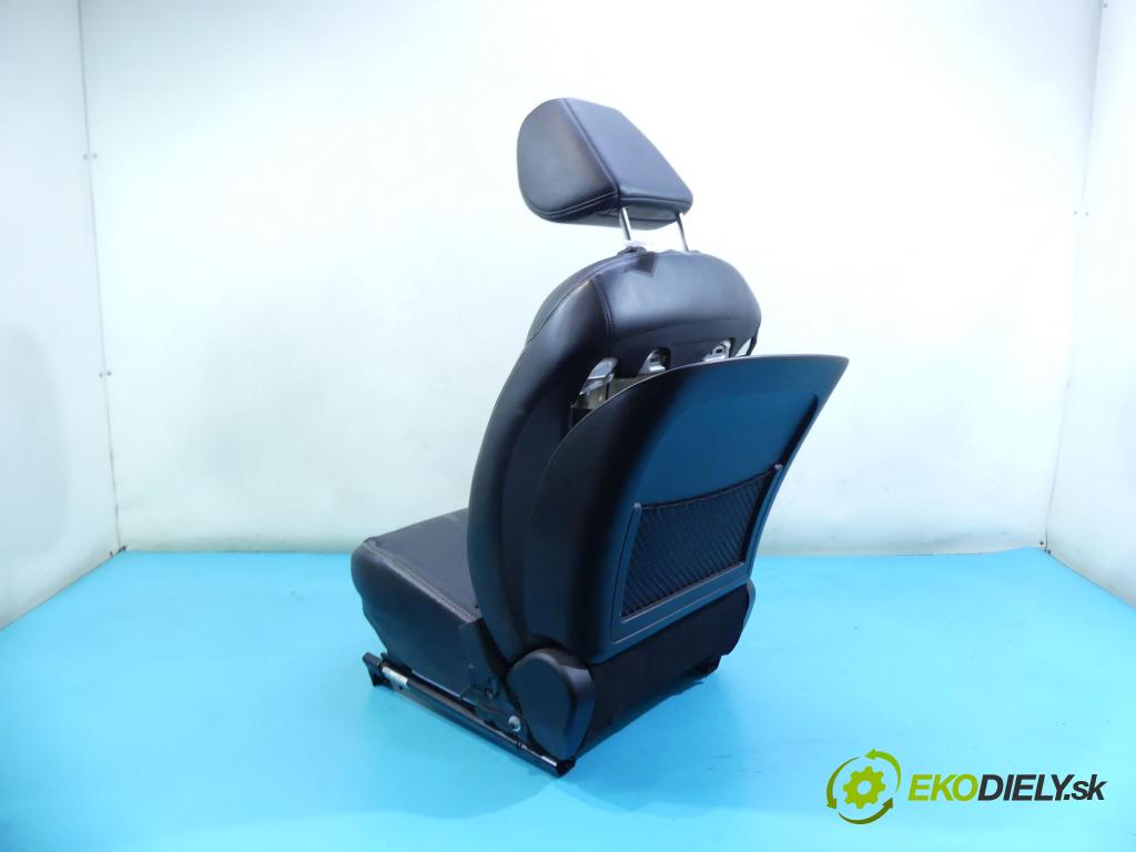 Suzuki Kizashi 2.4 178HP: manual 131 kW 2393 cm3 4- Sedačka pravý  (Sedačky, sedadlá)