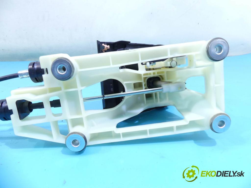 Suzuki Kizashi 2.4 178HP: manual 131 kW 2393 cm3 4- Páka: Změny: stupeň,rýchlosť  (Rýchlostné páky / kulisy)