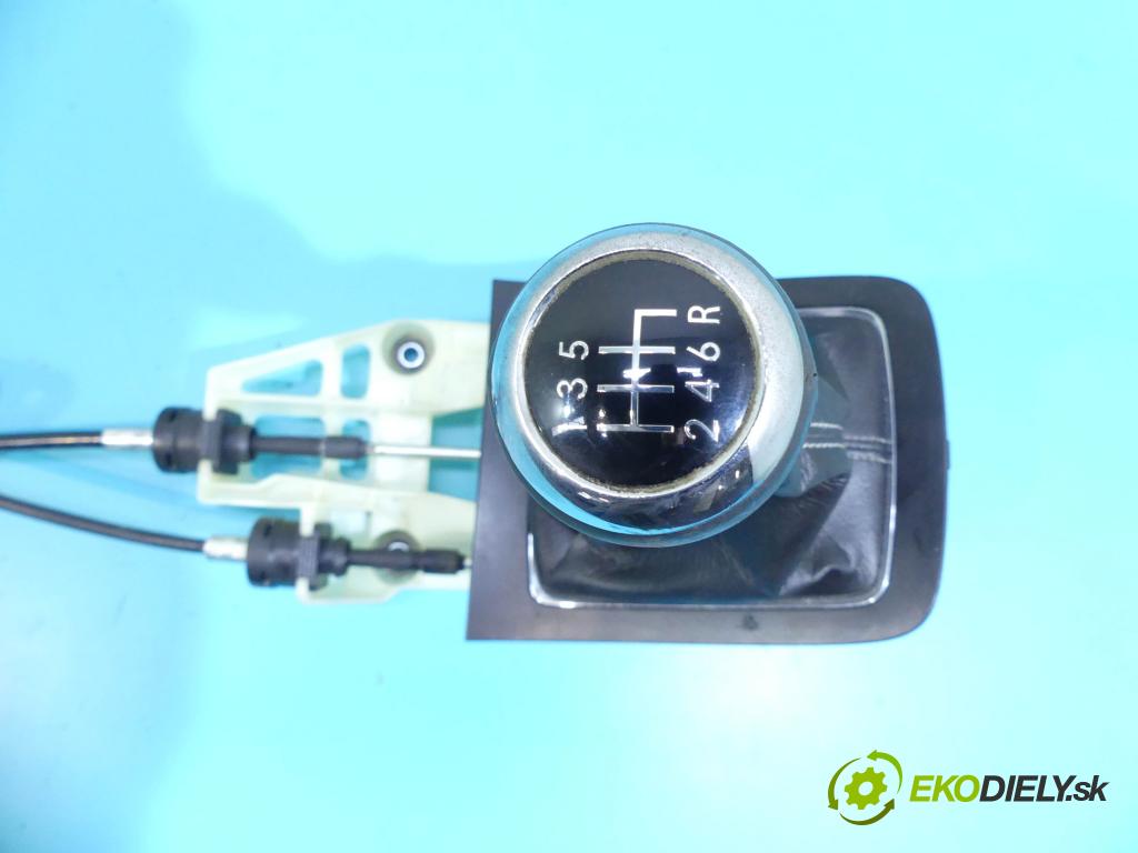 Suzuki Kizashi 2.4 178HP: manual 131 kW 2393 cm3 4- Páka: Změny: stupeň,rýchlosť  (Rýchlostné páky / kulisy)