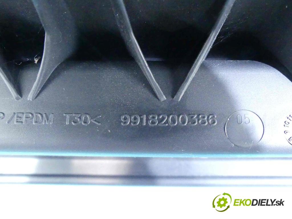 Volvo V50 2.0d 136hp manual 100 kW 1998 cm3 5- roleta 39874980 (Rolety kufru)