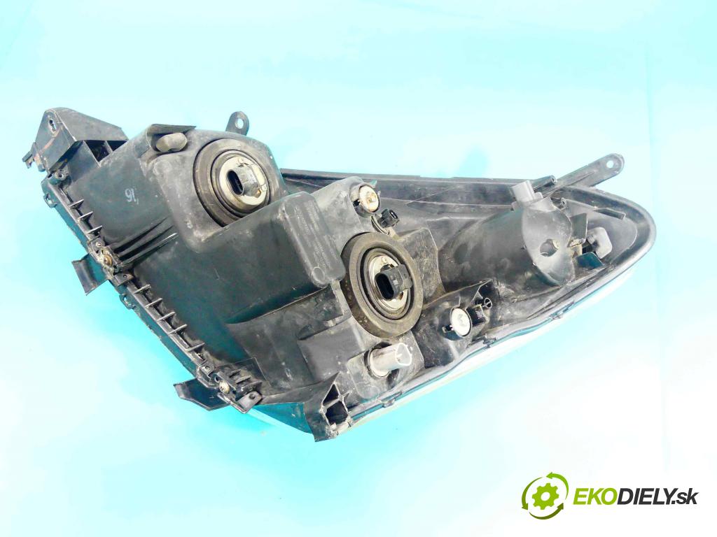 Toyota Corolla Verso II 2004-2009 2.2 D4D 136 HP manual 100 kW 2231 cm3 5- Reflektor: pravý  (Pravé)