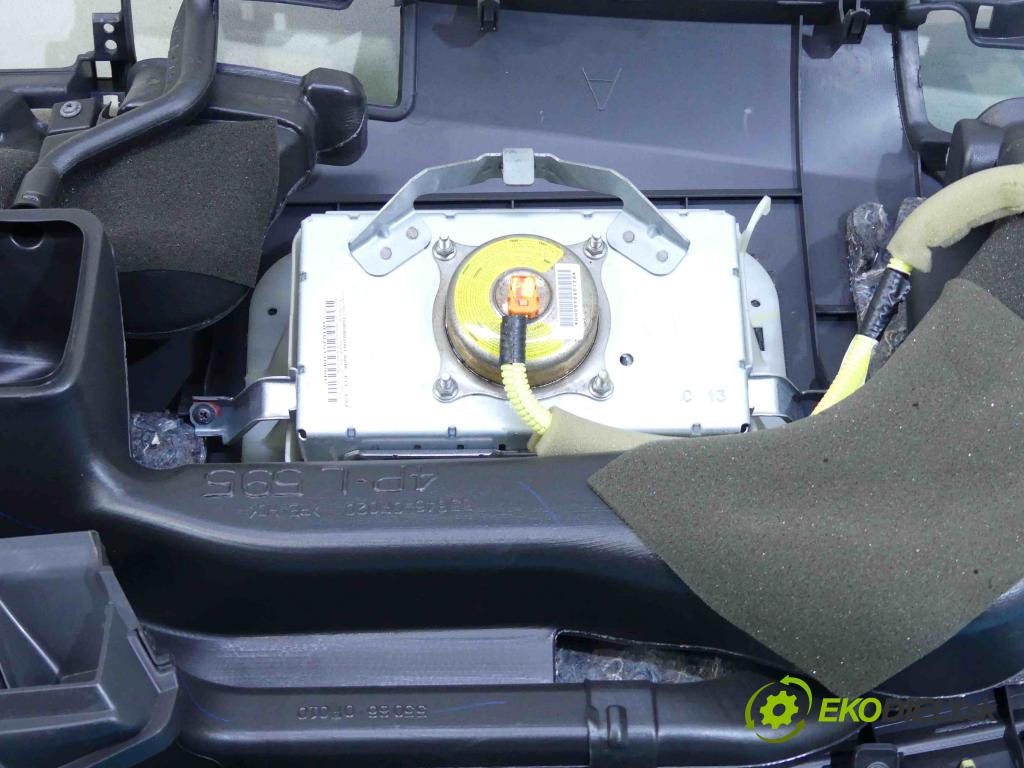 Toyota Verso 2009-2018 2.0 D4D 126 HP manual 93 kW 1998 cm3 5- kokpit,pristrojová doska rozdeľovacia