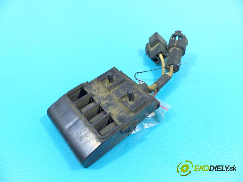 Mitsubishi Pajero I 1982-1991 2.5 karburátor: 103 HP manual 76 kW 2531 cm3 3- Relé: MB510497 (Relé)