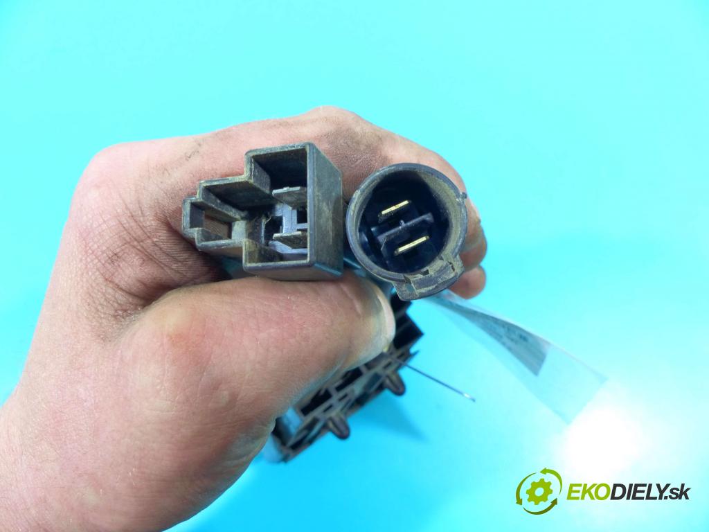 Mitsubishi Pajero I 1982-1991 2.5 karburátor: 103 HP manual 76 kW 2531 cm3 3- Relé: MB510497 (Relé)