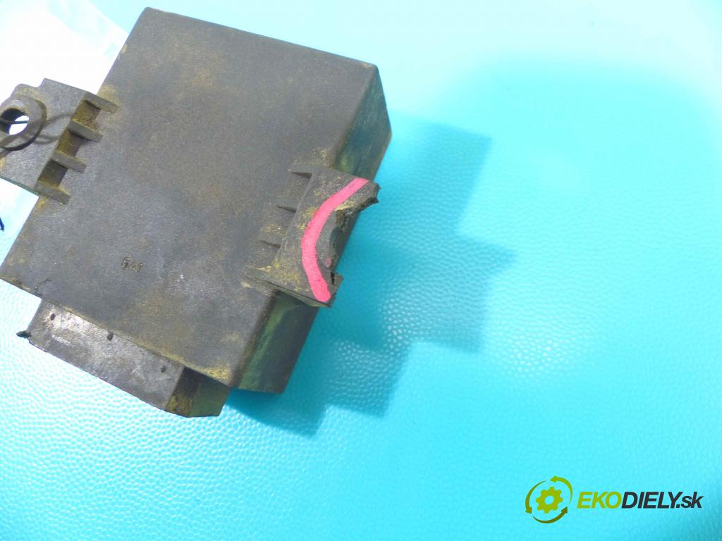 Mitsubishi Pajero I 1982-1991 2.5 karburátor: 103 HP manual 76 kW 2531 cm3 3- Relé: 0335411027 (Relé)