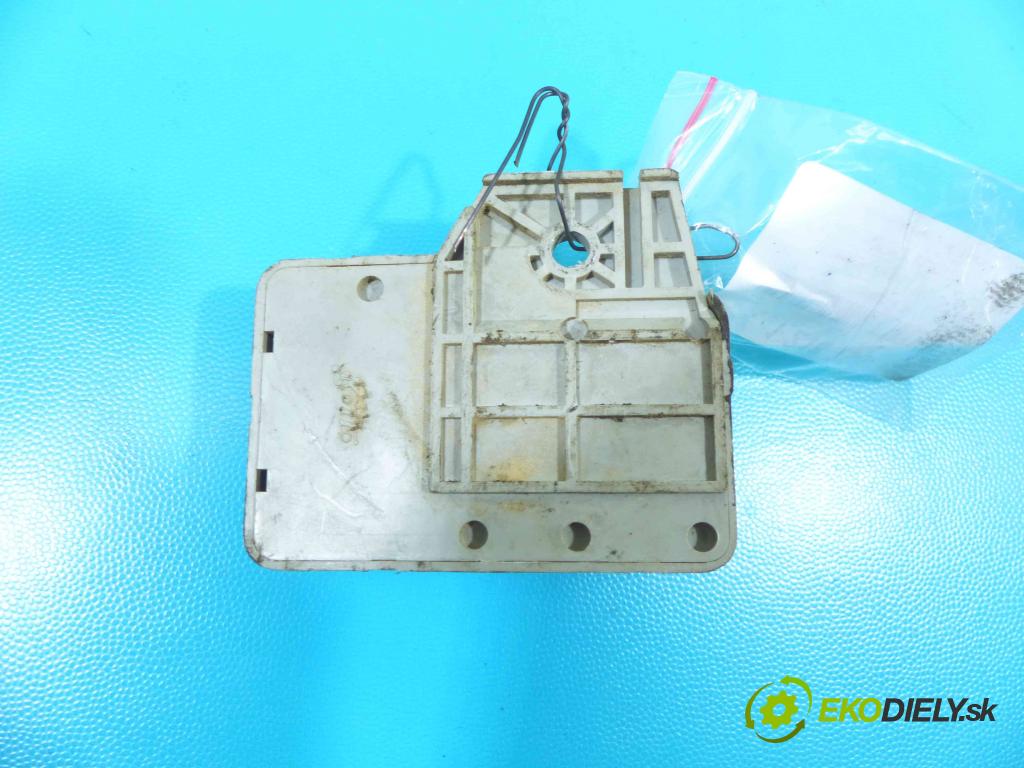 Mitsubishi Pajero I 1982-1991 2.5 karburátor: 103 HP manual 76 kW 2531 cm3 3- Relé:  (Relé)