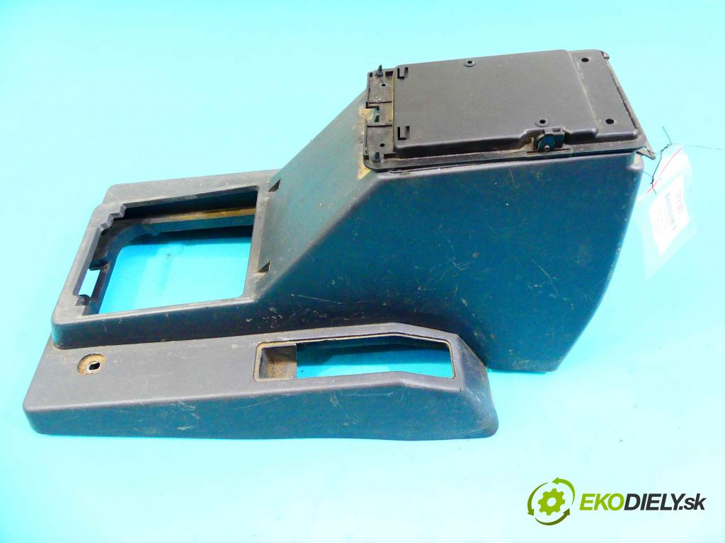 Mitsubishi Pajero I 1982-1991 2.5 karburátor: 103 HP manual 76 kW 2531 cm3 3- operadlo  (Lakťové opierky)