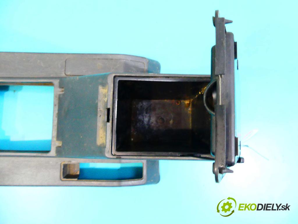 Mitsubishi Pajero I 1982-1991 2.5 karburátor: 103 HP manual 76 kW 2531 cm3 3- operadlo  (Lakťové opierky)