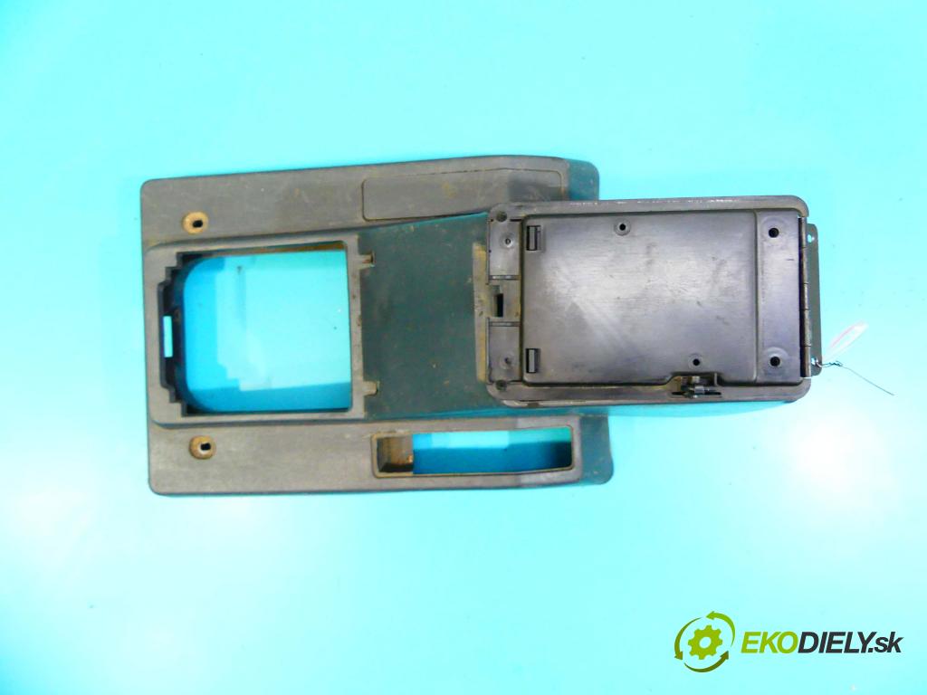 Mitsubishi Pajero I 1982-1991 2.5 karburátor: 103 HP manual 76 kW 2531 cm3 3- operadlo  (Lakťové opierky)