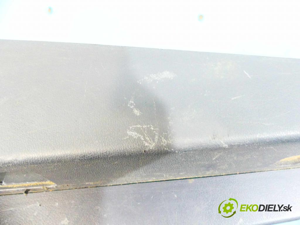 Mitsubishi Pajero I 1982-1991 2.5 karburátor: 103 HP manual 76 kW 2531 cm3 3- operadlo  (Lakťové opierky)