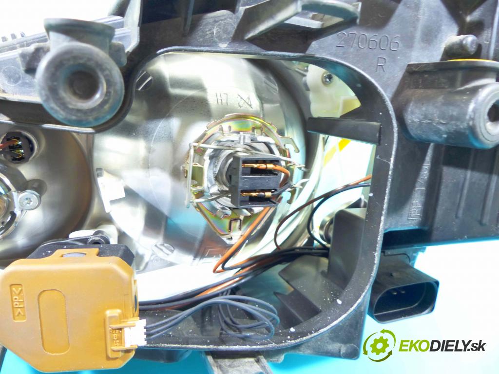 Ford C-Max I 2003-2010 1.8 16v 120 HP manual 88 kW 1798 cm3 5- Reflektor: pravý 3M51-13005-AH (Pravé)