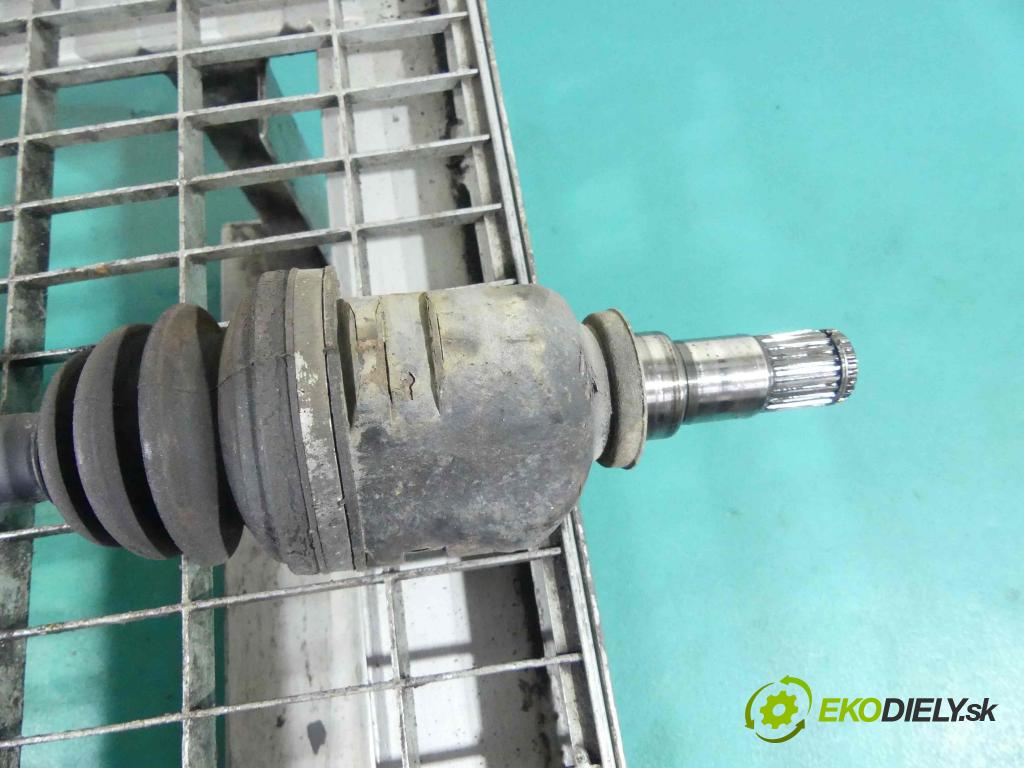 Toyota Corolla E12 2001-2009 1.4 vvti 97KM manual 71 kW 1398 cm3 5- poloos pravé  (Poloosy)