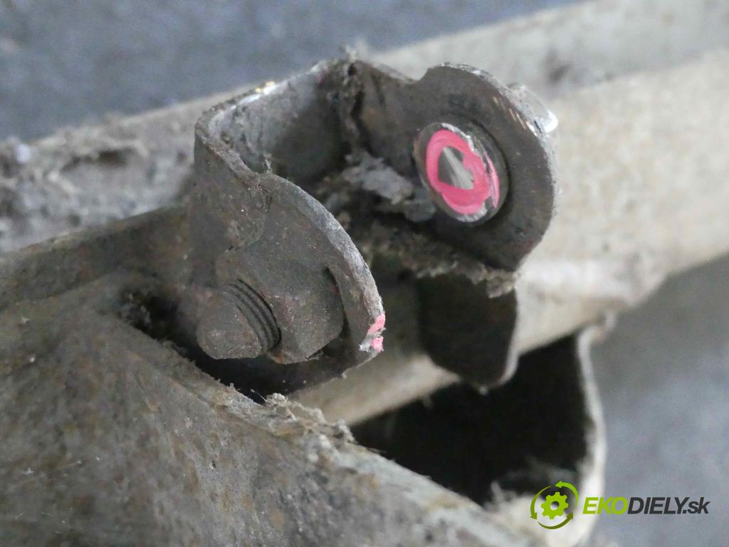 Hyundai Atos 1.0 54 hp manual 40 kW 999 cm3 5- zadní výztuha